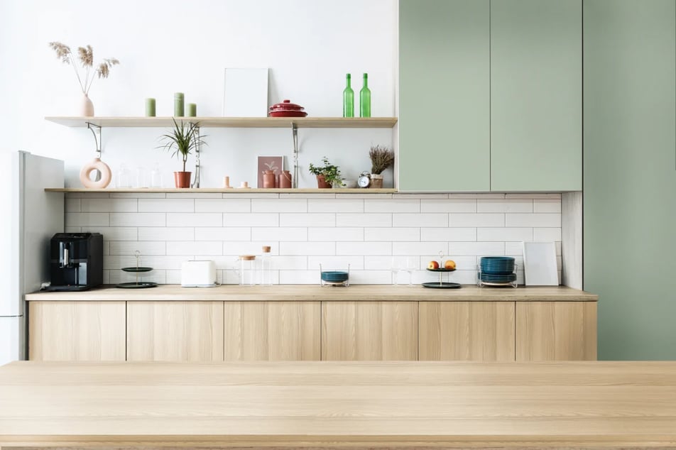 Kuchnia w stylu skandynawskim. Meble o drewnianych frontach w zestawieniu z zielonymi.