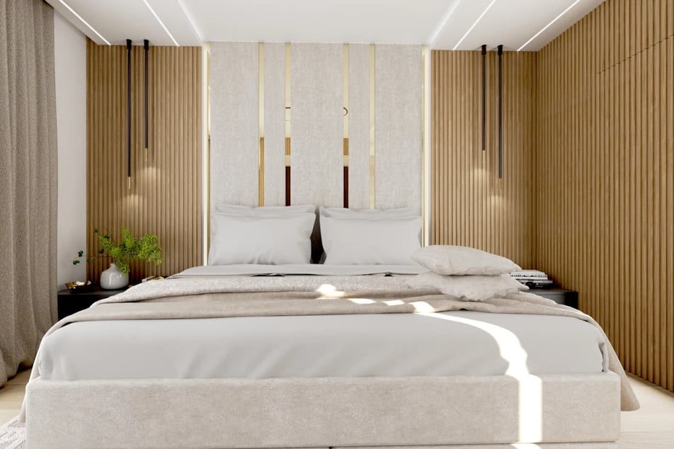 Łóżko w sypialni z drewnianymi dekorami. Dodatki na łóżko oraz zasłony w kolorze beżowym.