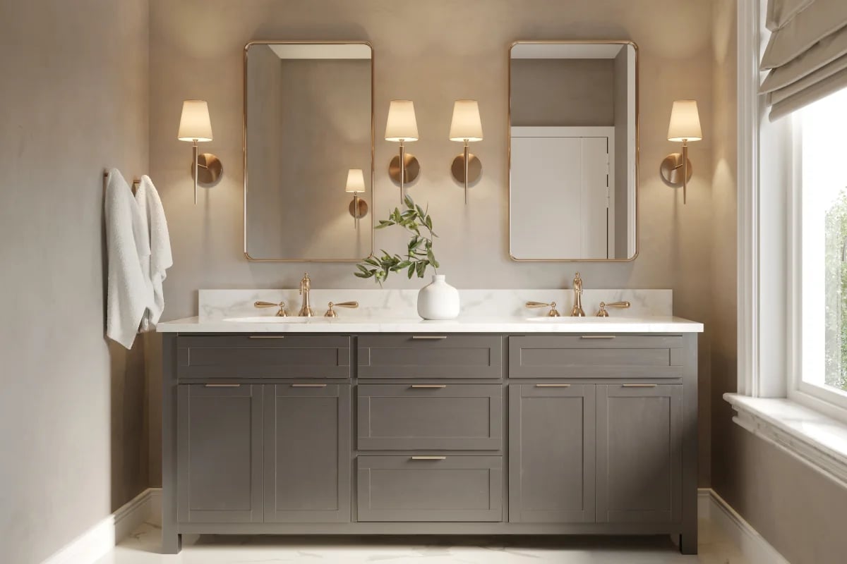 Klasyczne meble łazienkowe z dwoma umywalkami. Dwa lustra zawieszone nad umywalkami. Ramy oraz armatura w kolorze złotym.
